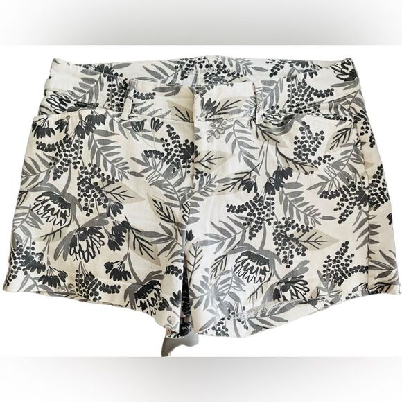 Old Navy Pixie leaf pattern shorts size 2. - Picture 1 of 5